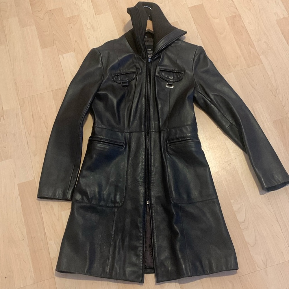 Jones New York knee length leather coat.
Buckle accents and useable pockets.